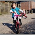 Ga toch fietsen! “Ze kan het niet.. ze probeert het gewoon niet! Ze zit er nog niet op of ze wil er weer vanaf!”.. De buurvrouw en ik staan in de tuin te praten over Feline haar gebrek aan fietsenthousiasme. “Ik kan heus...
